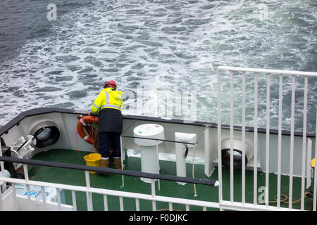 Seemann an Bord ein Caledonian MacBrayne arbeiten Fähre Schottland, Vereinigtes Königreich Stockfoto