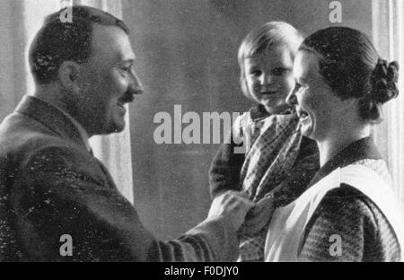 Hitler, Adolf, 20.4.1889 - 30.4.1945, deutscher Politiker (NSDAP), Reichskanzler 30.1.1933 - 30.4.1945, am Obersalzberg, grüßt eine Frau mit ihrer Tochter, ca. 1935, Stockfoto