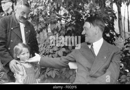Hitler, Adolf, 20.4.1889 - 30.4.1945, deutscher Politiker (NSDAP), Reichskanzler 30.1.1933 - 30.4.1945, am Obersalzberg, grüßt einen alten Mann mit seiner Enkelin, um 1935, Stockfoto
