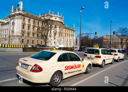 Taxis mit Justizpalast in Hintergrund, Karlsplatz, zentrale München, Bayern, Deutschland Stockfoto