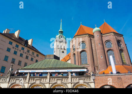 Peterskirche, St.-Peter Kirche und eine Restaurant-Terrasse, mit Blick auf Vikturalienmarkt, Altstadt, München, Deutschland Stockfoto