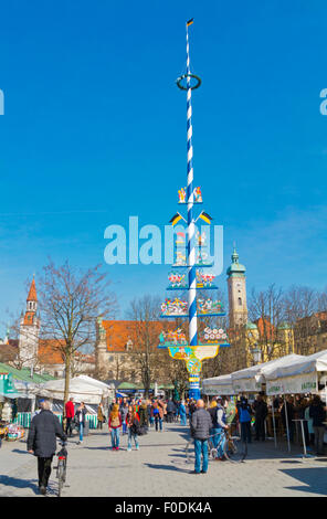 Viktualienmarkt, Marktplatz mit Maibaum, Altstadt, Altstadt, München, Bayern, Deutschland Stockfoto