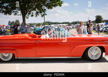 Mann, der ein Jahrgang 1958 Lincoln Continental Mark3 Auto an einem Vintage Retro Festival. Großbritannien Stockfoto