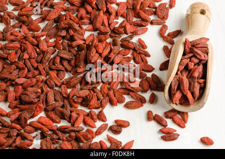 Goji Beeren getrocknet in einer Schale mit Löffel, Closeup Hintergrund Stockfoto