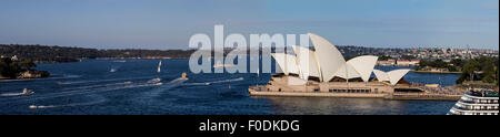 Traditionelle Panoramablick auf Sydney Opera House und umliegenden Hafen. Sydney, New South Wales, Australien. Stockfoto