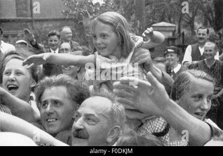 Nationalsozialismus / Nationalsozialismus, Menschen, Menschenmenge vor dem Baulos des Hauses der Deutschen Kunst Gruß Adolf Hitler, München, um 1935, Zusatzrechte-Clearences-nicht vorhanden Stockfoto