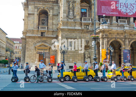 Gruppenführungen auf Segways, vor Opernhaus, Andrassy Ut, Budapest, Ungarn, Europa Stockfoto