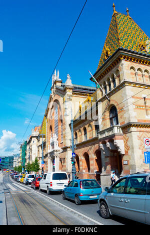Verkehr in Front Nagy Vasarcsarnok, große Markthalle, Fovam ter, Budapest, Ungarn, Mitteleuropa Stockfoto