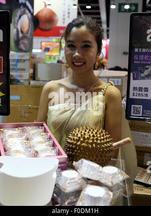 Hong Kong, China. 13. August 2015. Ein Mitarbeiter stellt Duriane Mooncake Besucher in Hong Kong Food Expo 2015 in Hongkong, Südchina, 13. August 2015. Die fünf-Tage-Expo startete im Hong Kong Exhibition and Convention Center am Donnerstag, rund 1.200 Ausstellern aus 24 Ländern und Regionen. © Li Peng/Xinhua/Alamy Live-Nachrichten Stockfoto