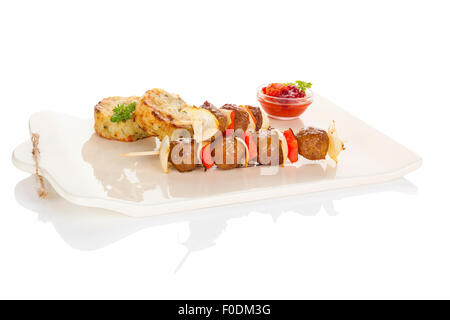 Frikadelle-Spieß mit Gemüse und zertrümmerte Kartoffeln auf Keramik Tablett isoliert auf weißem Hintergrund. Kulinarischen Bbq Essen. Stockfoto