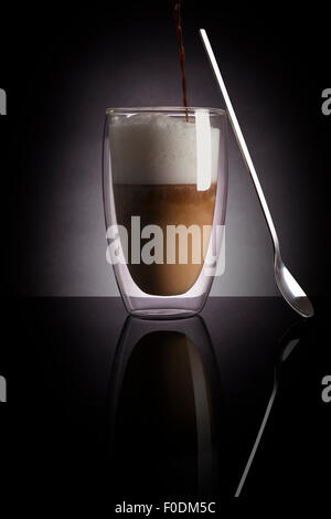 Caffè Latte auf dunklem Hintergrund. Kulinarischen Kaffeetrinken. Stockfoto