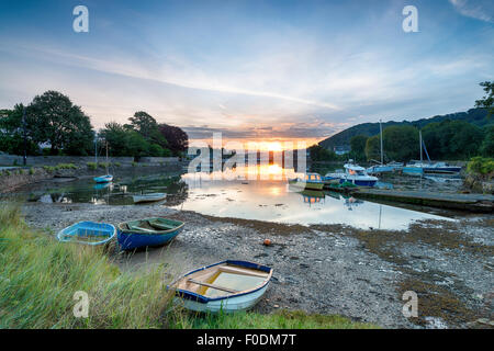 Sonnenaufgang über dem Booten auf dem Creek bei Millbrook in Cornwall Stockfoto