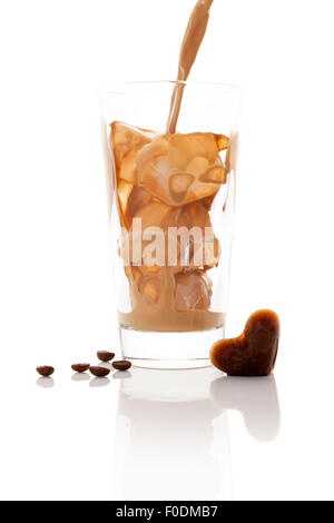 Eiskaffee mit Eiswürfeln isoliert auf weißem Hintergrund in Glas gießen. Kulinarischen Kaffeetrinken. Stockfoto