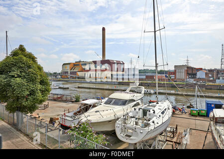 Boot-Wartung in Brüssel älteste Yachtclub, der BRYC im Hafen von Brüssel. Stockfoto