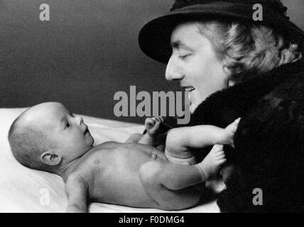 Justiz, Verbrechen, Entführung, Fall Karoline Rascher, München 1944, Porträt, mit entführbarem Baby Günther Halterer, Zusatzrechte-Clearences-nicht vorhanden Stockfoto