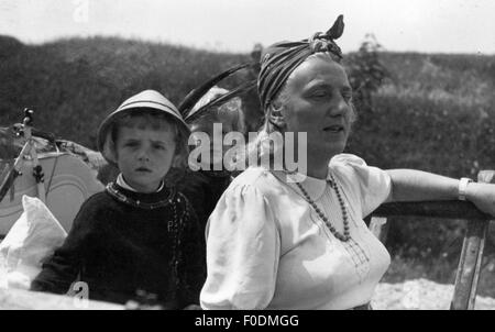 Justiz, Verbrechen, Entführung, Fall Karoline Rascher, München 1944, halbe Länge, mit entführten Kindern Johann Schlosser, Franz Joseph Malosco, Mai 1943, Zusatzrechte-Clearences-nicht vorhanden Stockfoto