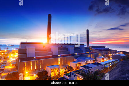 Leuchten Licht der petrochemischen Industrie auf Sonnenuntergang Stockfoto