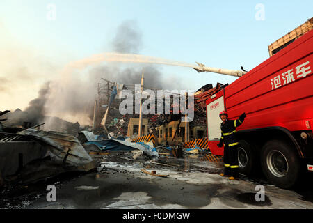 Tianjin, China. 13. August 2015. Ein Feuerwehrmann arbeitet bei der Explosion-Standort in Tianjin, Nord-China, 13. August 2015. Die Zahl der Todesopfer aus Lager Explosionen in Nord-China Tianjin City stieg auf 50 Donnerstagabend während 701 andere wurden in Krankenhäuser, Rettungszentrale sagte aufgenommen. Der verletzten 71 sind in einem kritischen Zustand. Bildnachweis: Shen Bohan/Xinhua/Alamy Live-Nachrichten Stockfoto