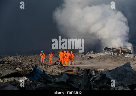 Tianjin, China. 13. August 2015. Feuerwehrleute arbeiten an der Explosion-Standort in Tianjin, Nord-China, 13. August 2015. Die Zahl der Todesopfer aus Lager Explosionen in Nord-China Tianjin City stieg auf 50 Donnerstagabend während 701 andere wurden in Krankenhäuser, Rettungszentrale sagte aufgenommen. Der verletzten 71 sind in einem kritischen Zustand. Bildnachweis: Shen Bohan/Xinhua/Alamy Live-Nachrichten Stockfoto