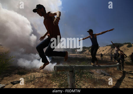 (150813)--GAZA, 13. August 2015 (Xinhua)--Palästinenser an eine militärische Übung in einem Sommerlager, organisiert von Islamischer Dschihad-Bewegung, in der südlichen Gaza Strip Stadt des Khan Younis, 13. August 2015 teilnehmen. (Xinhua/Khaled Omar) Stockfoto