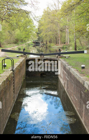 Eine Sperre für die Basingstoke Canal zeigt den geschlossenen Schleuse, die Sperre von der Brücke übernommen. Stockfoto