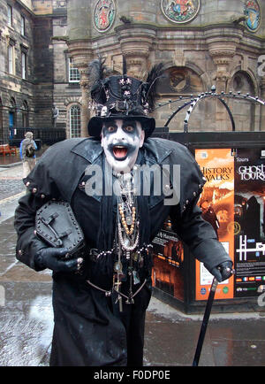Edinburgh, UK. 13. August 2015. Gruseligen Performer Verkauf von geisterhaften Touren auf der Royal Mile in Edinburgh Festival, Schottland. Stockfoto