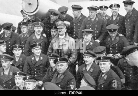 Hitler, Adolf, 20.4.1889 - 30.4.1945, deutscher Politiker (NSDAP), Reichskanzler 30.1.1933 - 30.4.1945, Besuch des Kriegsschiffs 'Deutschland', mit Seefahrer, ca. 1935, Stockfoto