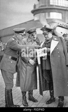 Hitler, Adolf, 20.4.1889 - 30.4.1945, deutscher Politiker (NSDAP), Reichskanzler 30.1.1933 - 30.4.1945, mit dem Oberbefehlshaber der Luftwaffe Hermann Goering, dem Jagdflügel Richthofen, Luftwaffenstützpunkt Doeberitz, 1935, besuchte, Stockfoto