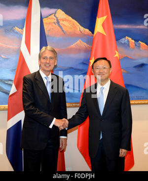 Peking, China. 13. August 2015. Chinese State Councilor Yang Jiechi (R) und britische Außenminister Philip Hammond Ko-Vorsitzende einen strategischen Dialog zwischen China und Großbritannien in Peking, Hauptstadt von China, 13. August 2015. Bildnachweis: Zhang Ling/Xinhua/Alamy Live-Nachrichten Stockfoto