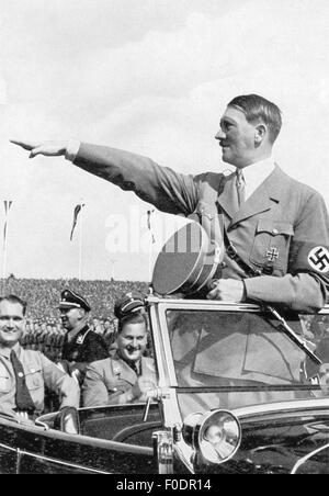 Hitler, Adolf, 20.4.1889 - 30.4.1945, deutscher Politiker (NSDAP), Reichspolitiker 30.1.1933 - 30.4.1945, Begrüßung der Hitlerjugend, Reichsparteitag der Freiheit, Nürnberg, 10. - 16.9.1935, hinter ihm Rudolf Heß und Baldur von Schirach, Stockfoto