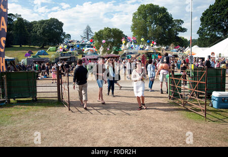 Menschenmassen schlendern Sie durch das Gelände auf dem Port Eliot Festival Zelte Zelte und Stände im Hintergrund Cornwall Stockfoto