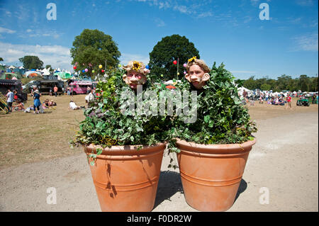 Zwei Straße Schauspieler verkleidet als Pflanzen in Töpfen auf der Port Eliot Festival Cornwall Stockfoto