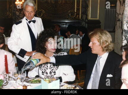 Collins, Joan, * 23.5.1933, britische Schauspielerin, halbe Länge, mit viertem Ehemann Peter Holm, in einem Restaurant, 1985 / 1986, Stockfoto