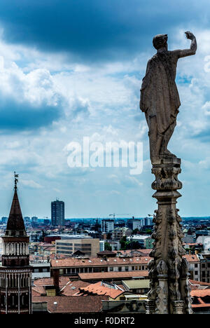 Statue auf dem Dach des Mailänder Dom. Stockfoto