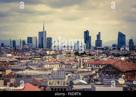 Blick vom Dach der Mailänder Kathedrale mit modernen Wolkenkratzern am Horizont. Mailand. Italien. Stockfoto