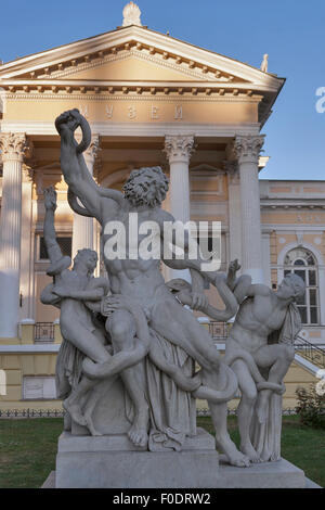 Statue vor Fassade Geschichtsmuseum von Odessa, Ukraine Stockfoto