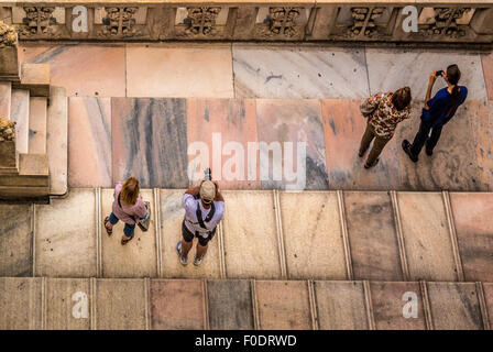 Erhöhter Blick auf Touristen auf dem Dach der Mailänder Kathedrale, Mailand, Italien. Stockfoto