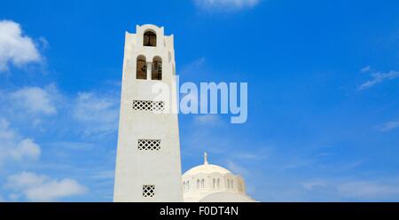 Die Kirche Turm der Kathedrale Mitropolis, Fira, Santorini, Griechenland Stockfoto