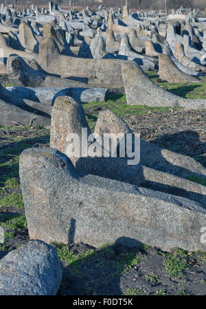 Gefallenen Grabsteine des alten jüdischen Friedhofs Stockfoto