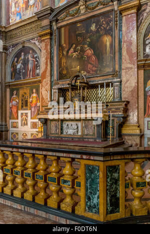 Friese an den Wänden und der Decke der Chiesa di San Maurizio al Monastero Maggiore, Mailand, Italien gemalt. Stockfoto