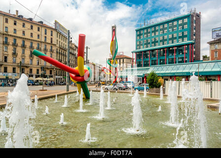 Vor Filo E Nodo. Nadel, Faden und Knoten Skulptur. Piazza Cadorna - 20123 Milan Stockfoto