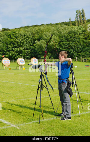 Mann schießen moderne recurve Bogen auf Ziel im Bogenschießen Wettbewerb, West Yorkshire, England Stockfoto