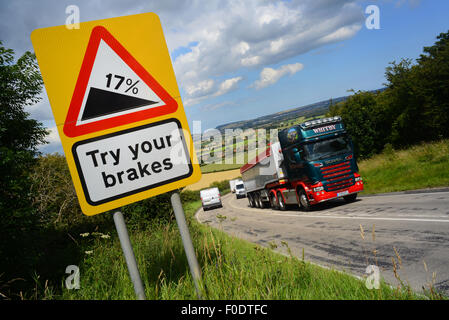 LKW vorbei versuchen Ihre Bremsen Warnzeichen oben Staxton Hill Yorkshire Großbritannien Stockfoto