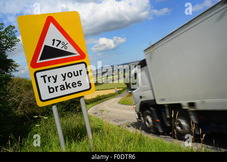 LKW vorbei versuchen Ihre Bremsen Warnzeichen oben Staxton Hill Yorkshire Großbritannien Stockfoto