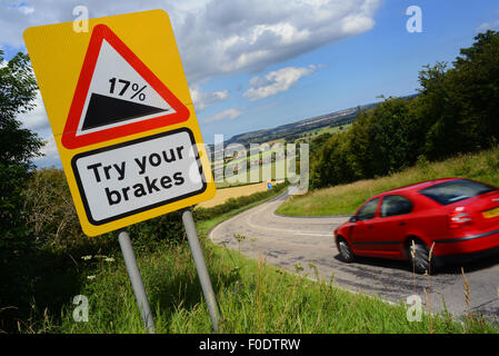 Auto vorbei versuchen Ihre Bremsen Warnzeichen oben Staxton Hill Yorkshire Großbritannien Stockfoto