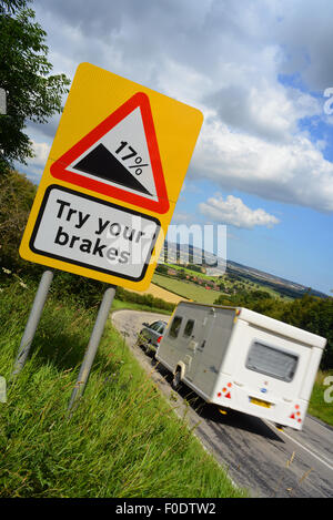 Wohnwagen vorbei versuchen Ihre Bremsen Warnzeichen oben Staxton Hill Yorkshire Großbritannien Stockfoto