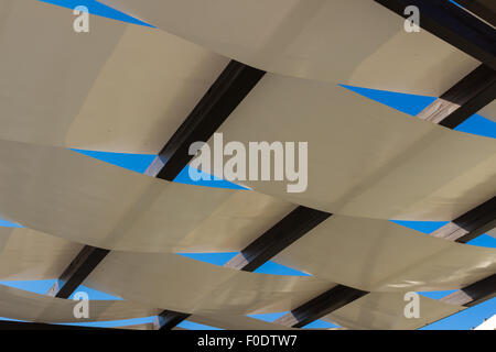 Detail des weißen Pergola Dach und blauer Himmel. Stockfoto