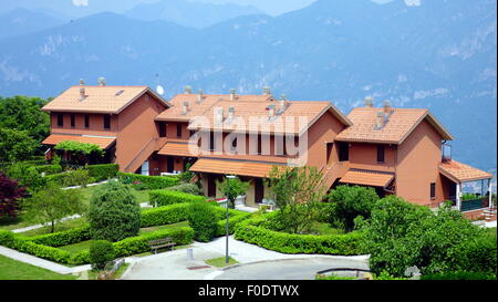 Wohnhäuser in den Bergen oberhalb von See Como, Italien Stockfoto