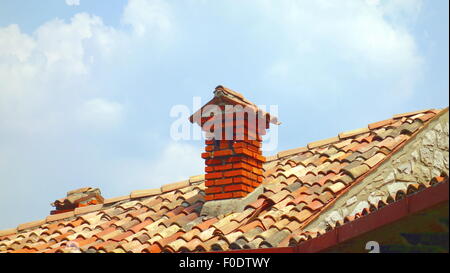 Rote Ziegel-Schornstein auf der Oberseite ein Terrakotta-Dach Stockfoto