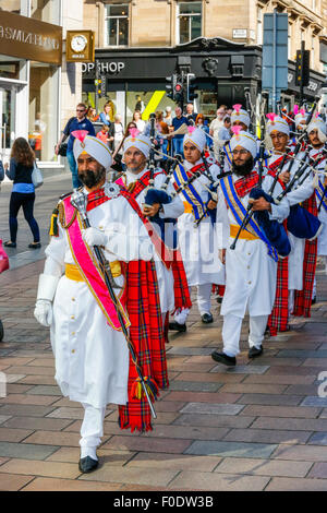 Glasgow, UK, 13. August 2015. In Glasgows jährliche Festival der Dudelsack Musik, "Piping Live", endet mit der WM-Wettbewerb am Samstag 15te August, National Pipe Band of Malaysia - "The Sri Dasmesh Pipe Band" mit Sitz in Kuala Lumpar unterhalten die Massen in der Buchanan Street und George Square, durch das spielen ein Medley aus schottischer Dudelsack Musik an einem sonnigen Tag in Schottland. Bildnachweis: Findlay/Alamy Live-Nachrichten Stockfoto